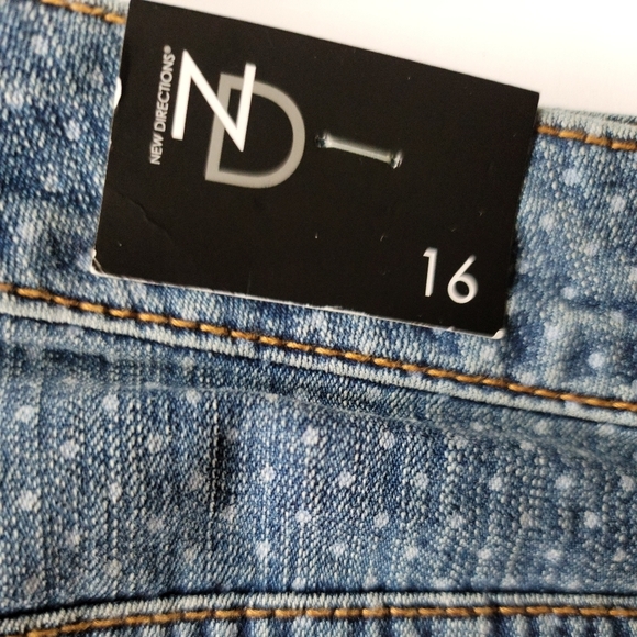 New Directions distressed jeans shorts - Picture 7 of 9